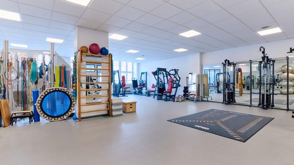 Modernes und helles Fitnessstudio