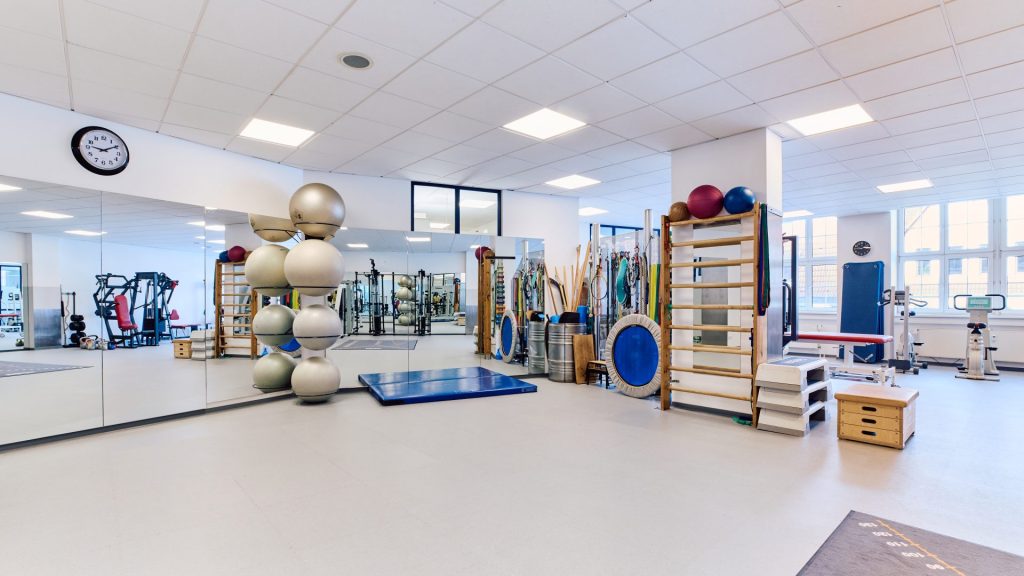Modernes und helles Fitnessstudio