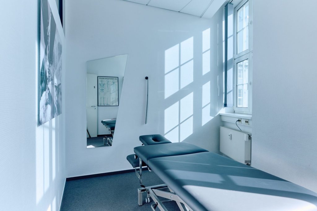 Helle und leere Arztpraxis