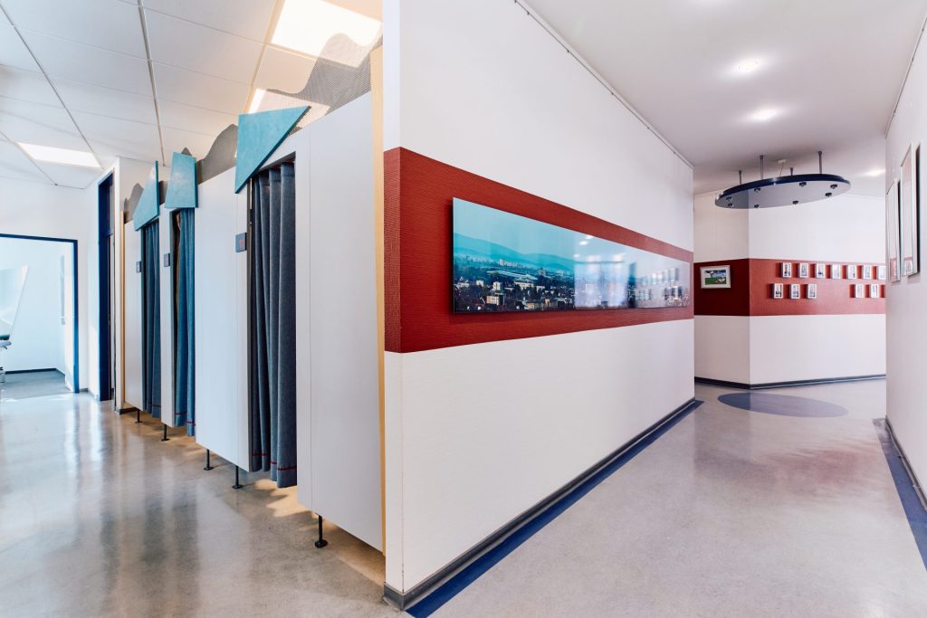 Korridor mit Kabinen und Dekorationen