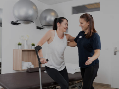 Eine Frau hilft einer anderen Frau mit einer Krücke und bietet ihr auf fürsorgliche Weise Unterstützung und Anleitung.